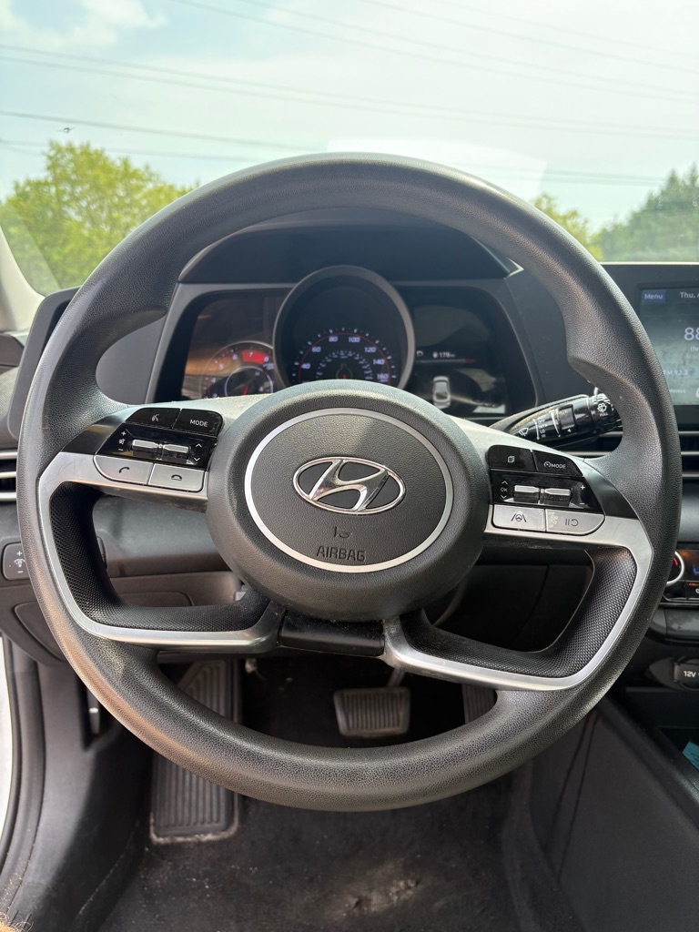 Photo 9 of this HYUNDAI ELANTRA