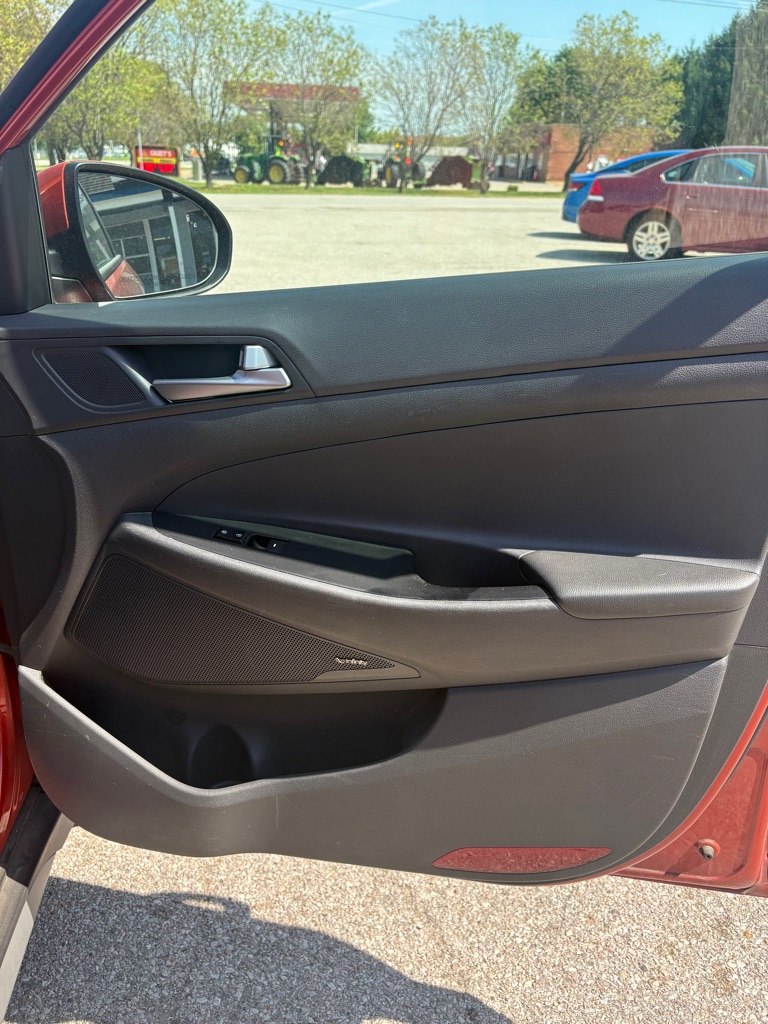 Photo 15 of this HYUNDAI TUCSON