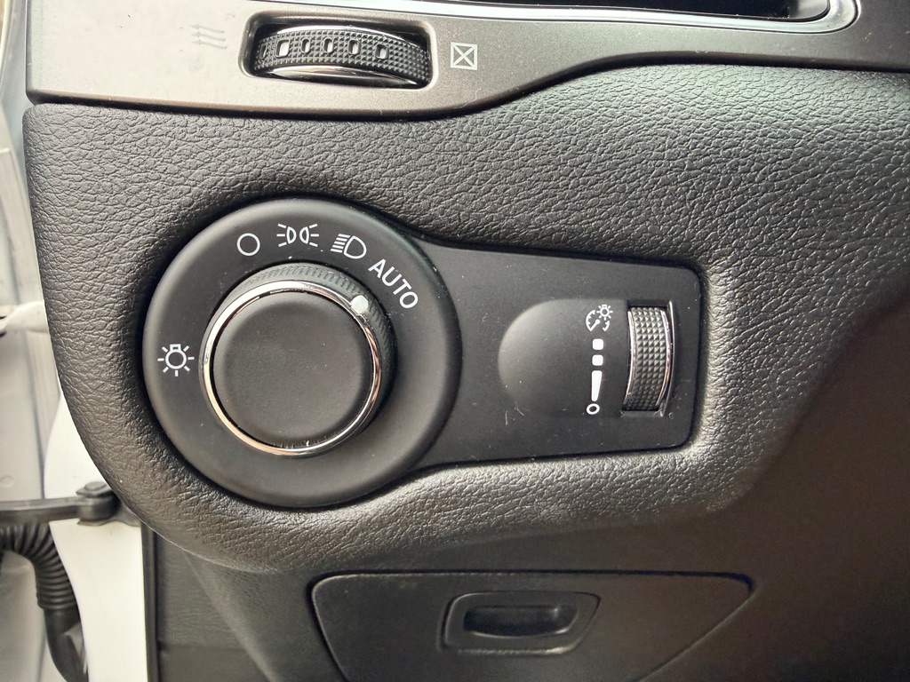 Photo 18 of this JEEP CHEROKEE