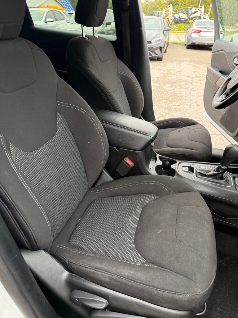 Photo 19 of this JEEP CHEROKEE