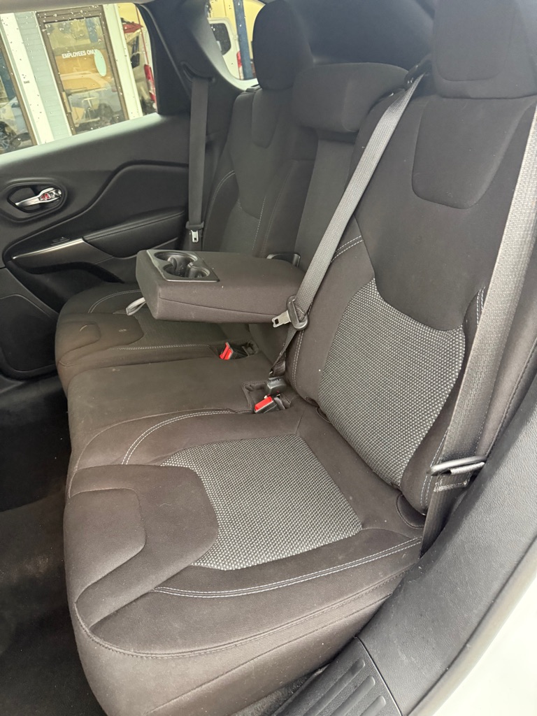 Photo 13 of this JEEP CHEROKEE
