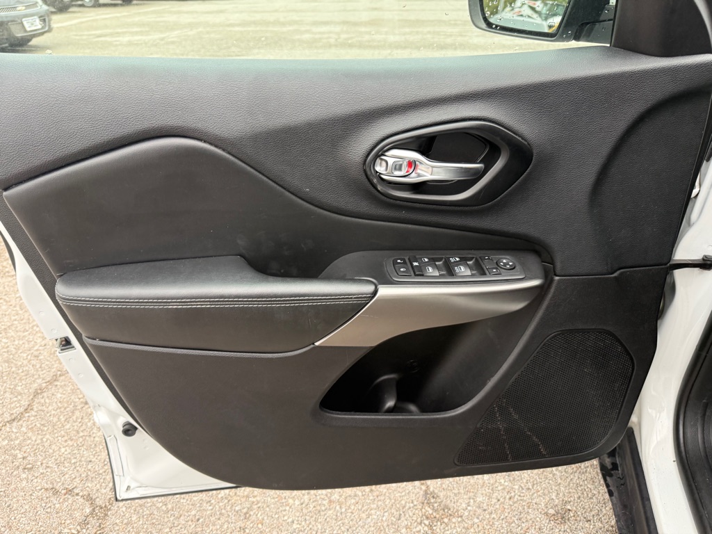 Photo 11 of this JEEP CHEROKEE