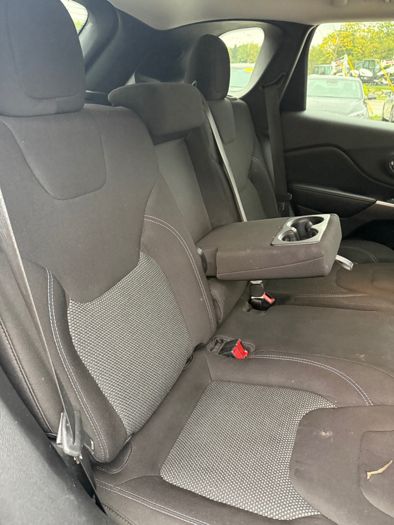 Photo 17 of this JEEP CHEROKEE