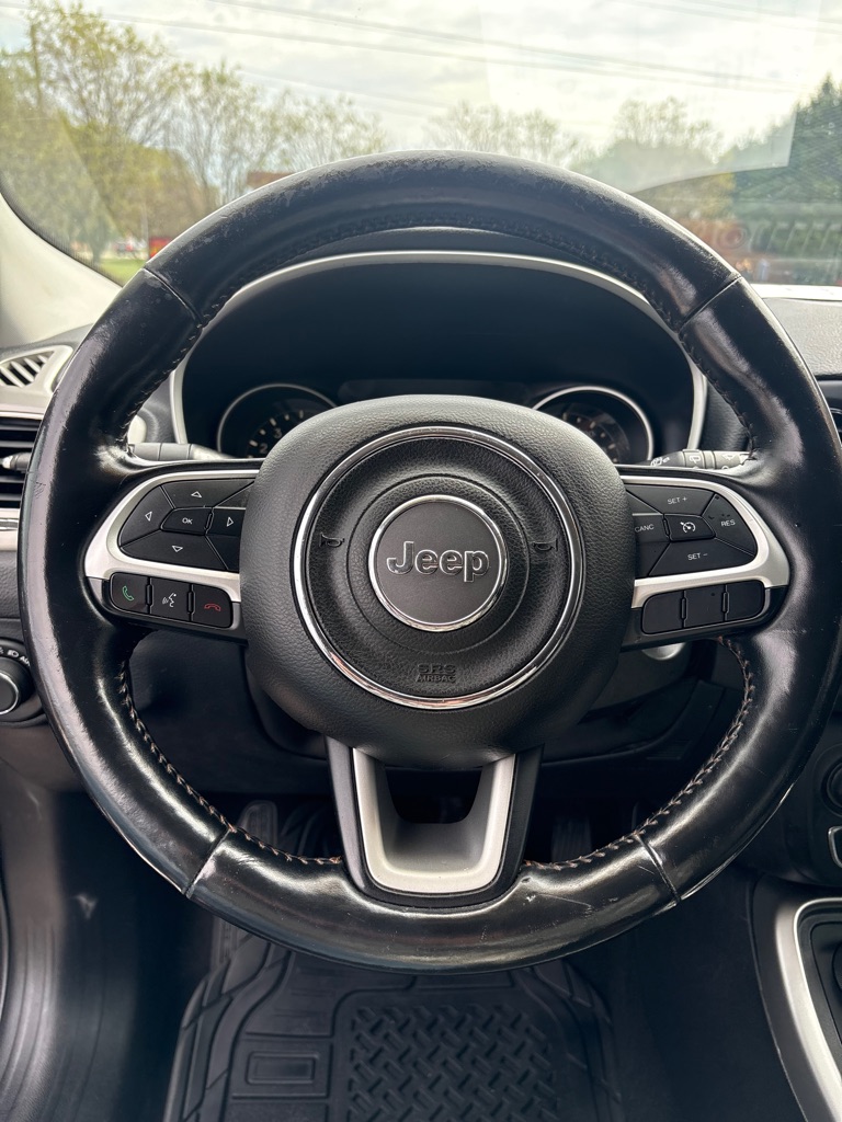 Photo 16 of this JEEP COMPASS