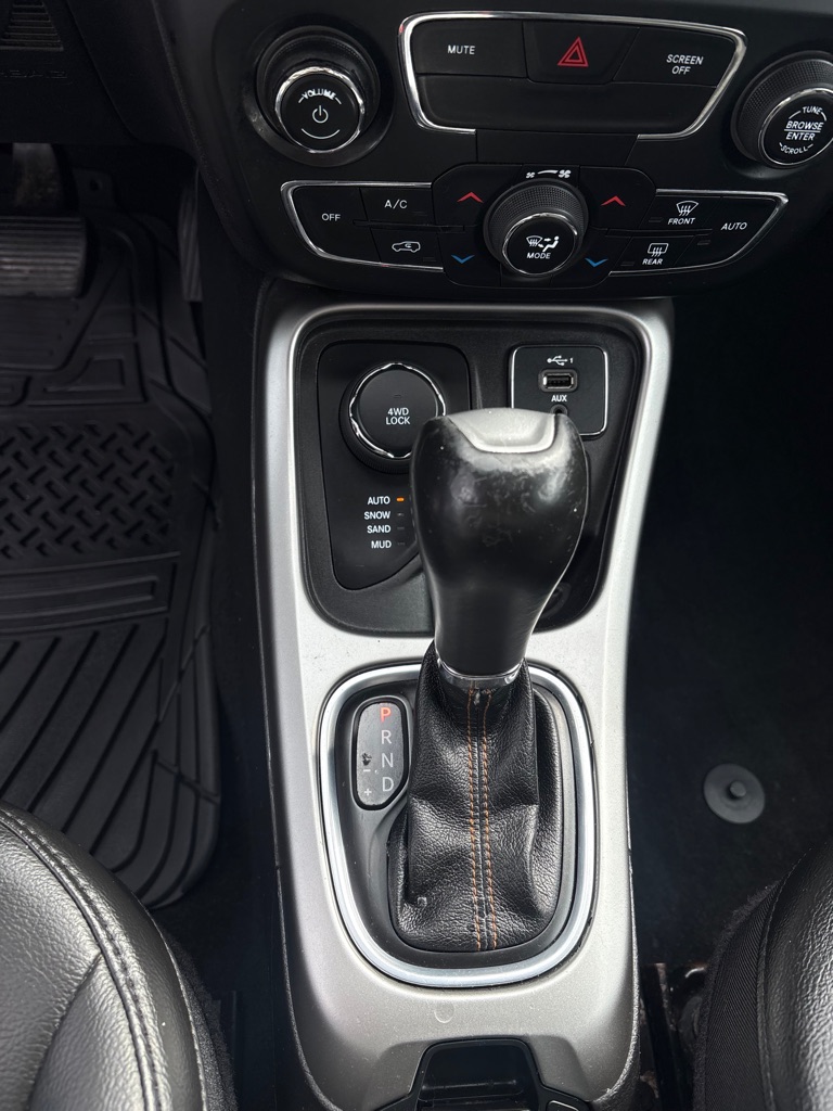 Photo 18 of this JEEP COMPASS