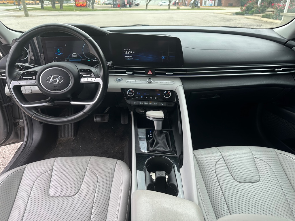 Photo 14 of this HYUNDAI ELANTRA