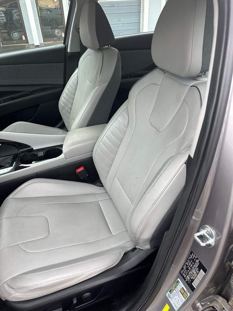 Photo 12 of this HYUNDAI ELANTRA