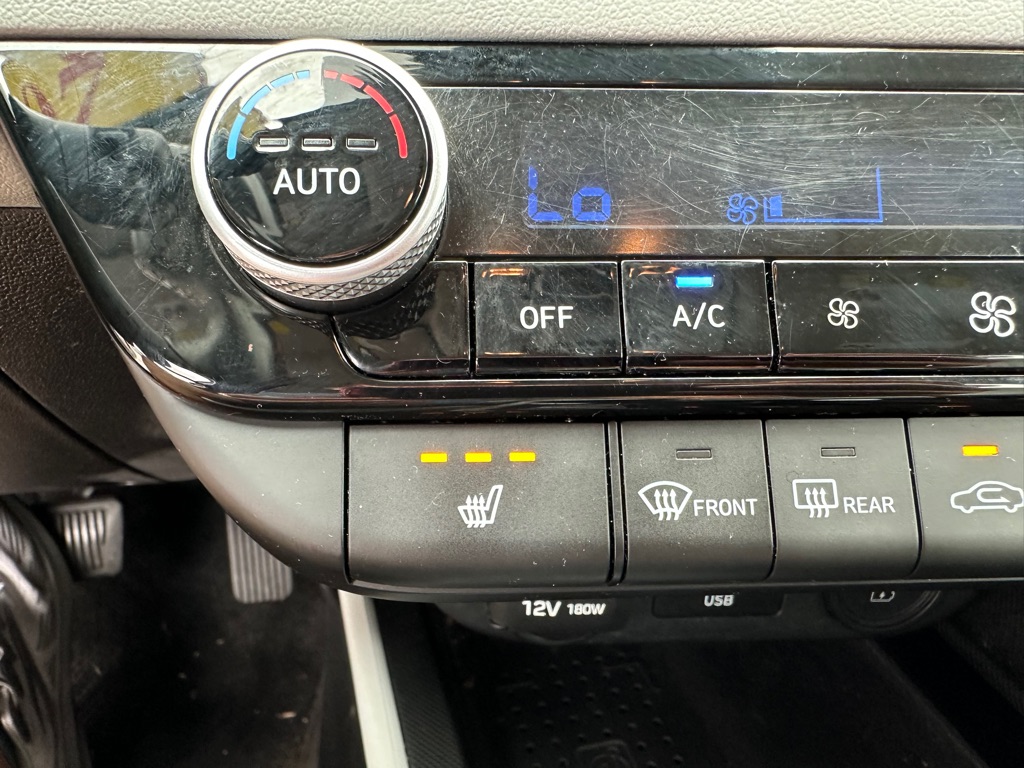 Photo 19 of this HYUNDAI ELANTRA