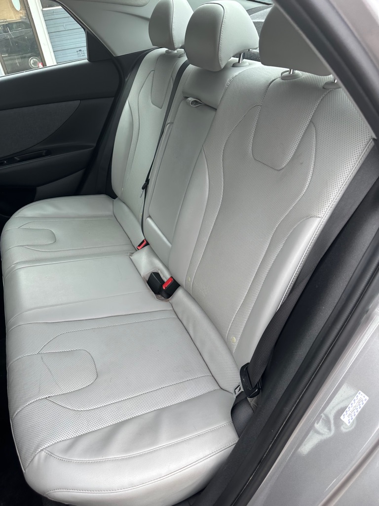 Photo 11 of this HYUNDAI ELANTRA