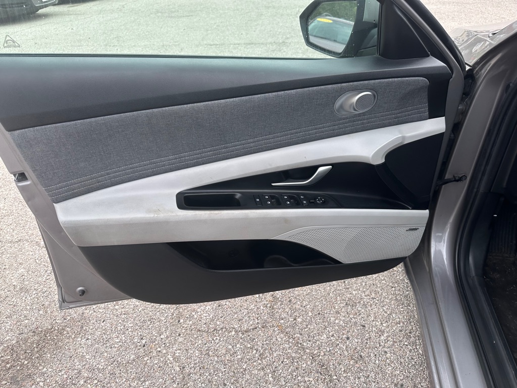 Photo 15 of this HYUNDAI ELANTRA
