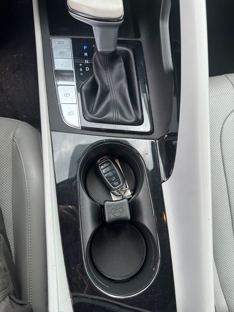 Photo 24 of this HYUNDAI ELANTRA