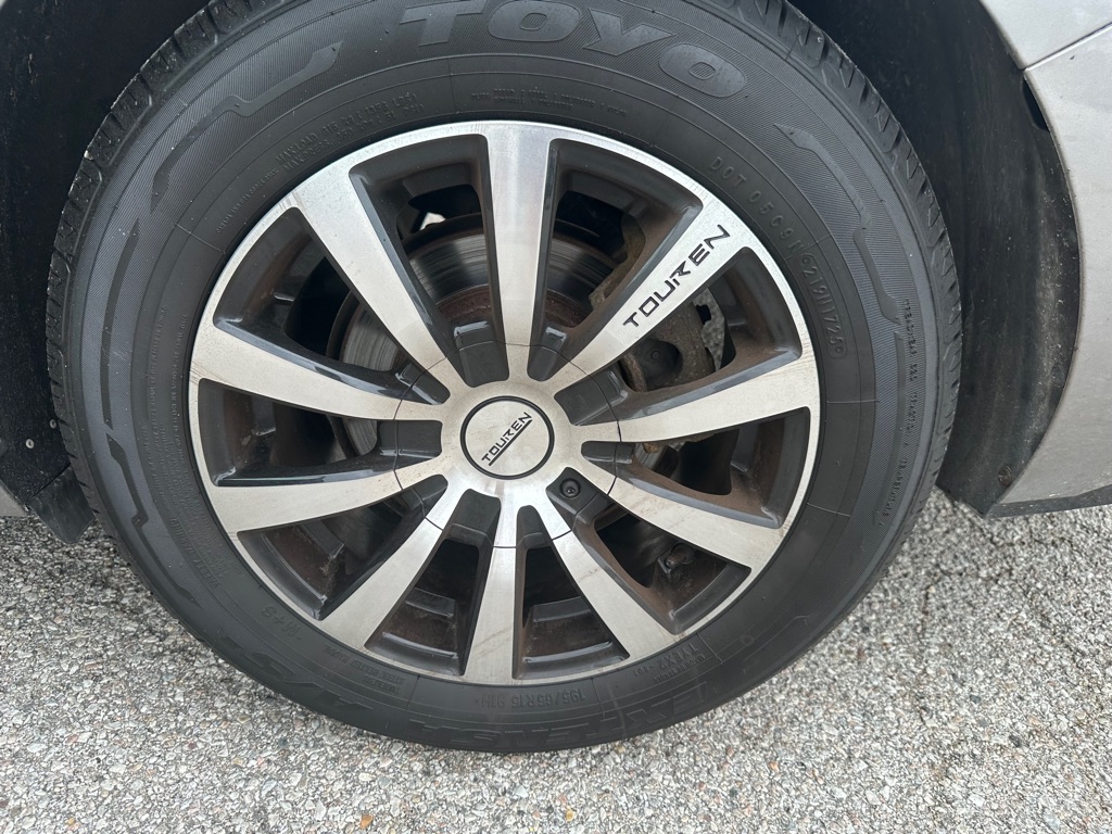 Photo 10 of this HYUNDAI ELANTRA