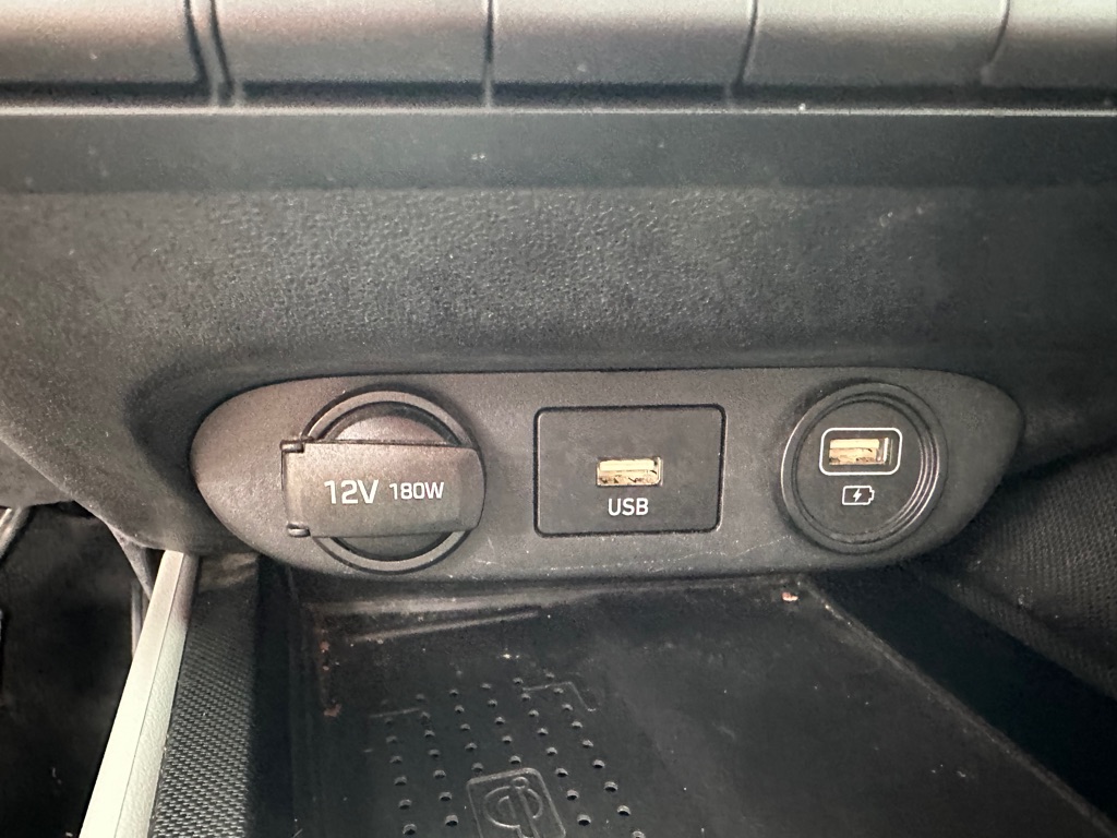 Photo 23 of this HYUNDAI ELANTRA