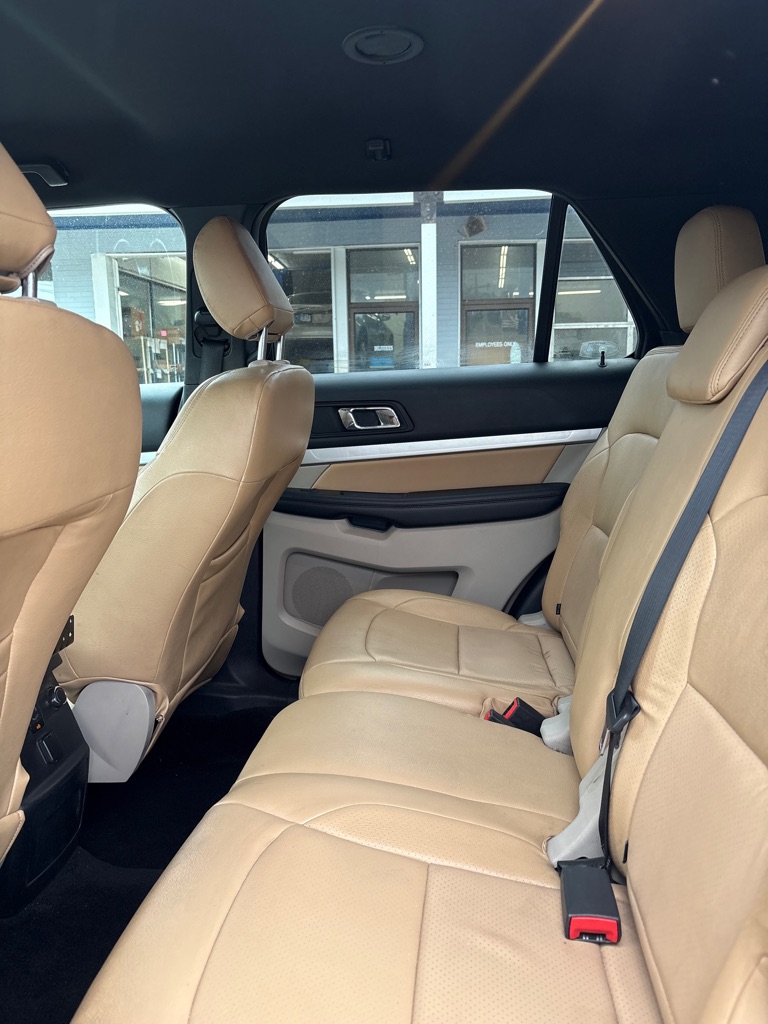 Photo 9 of this FORD EXPLORER