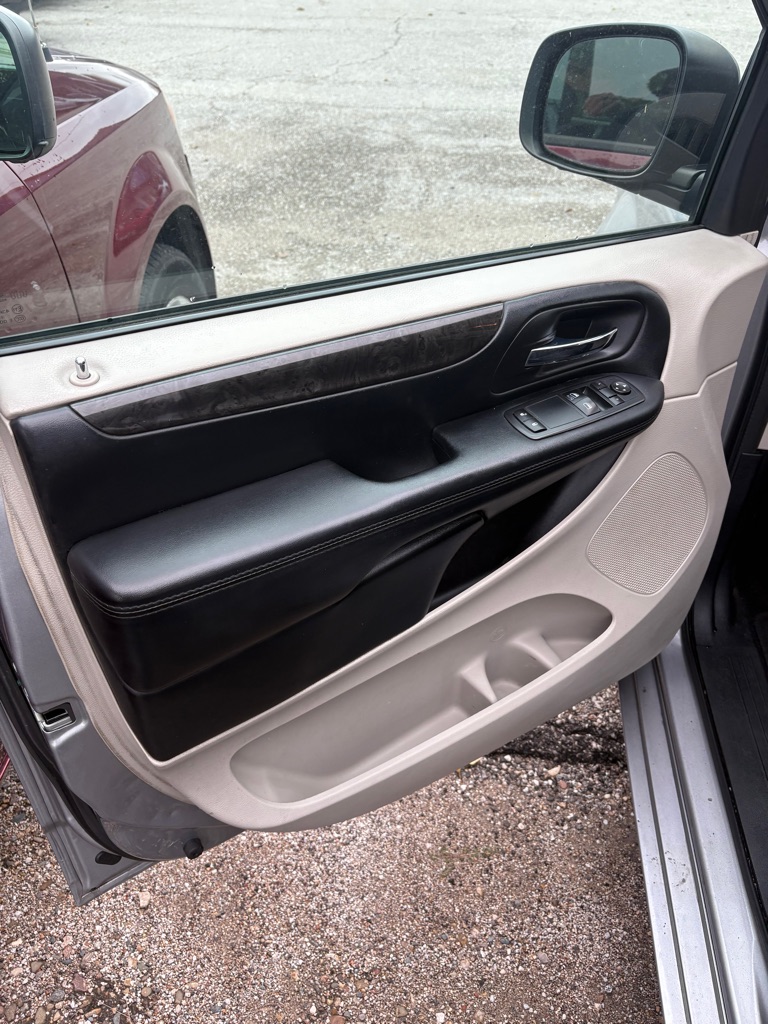 Photo 10 of this DODGE GRAND CARAVAN