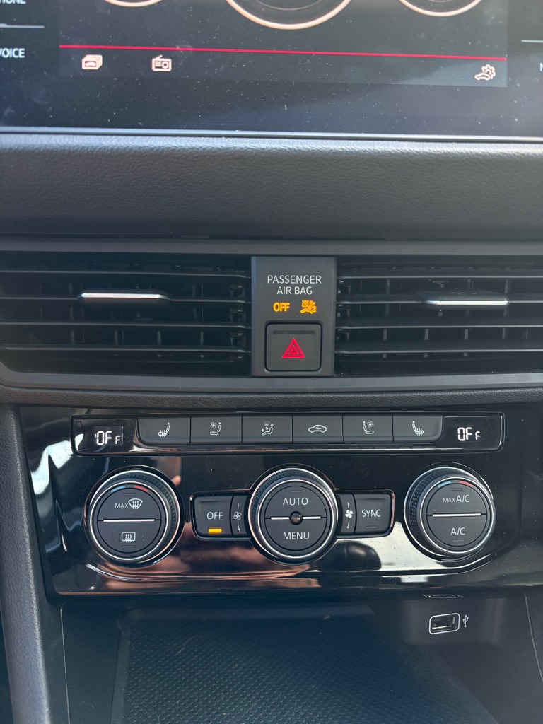 Photo 14 of this VOLKSWAGEN JETTA