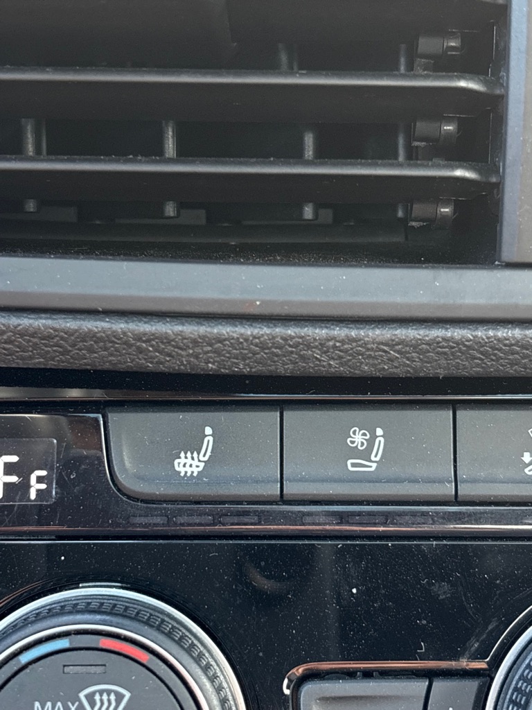 Photo 15 of this VOLKSWAGEN JETTA