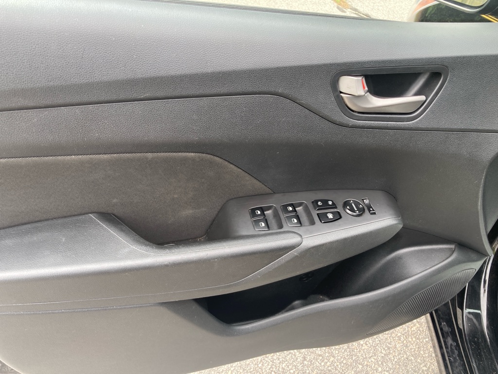Photo 21 of this HYUNDAI ACCENT