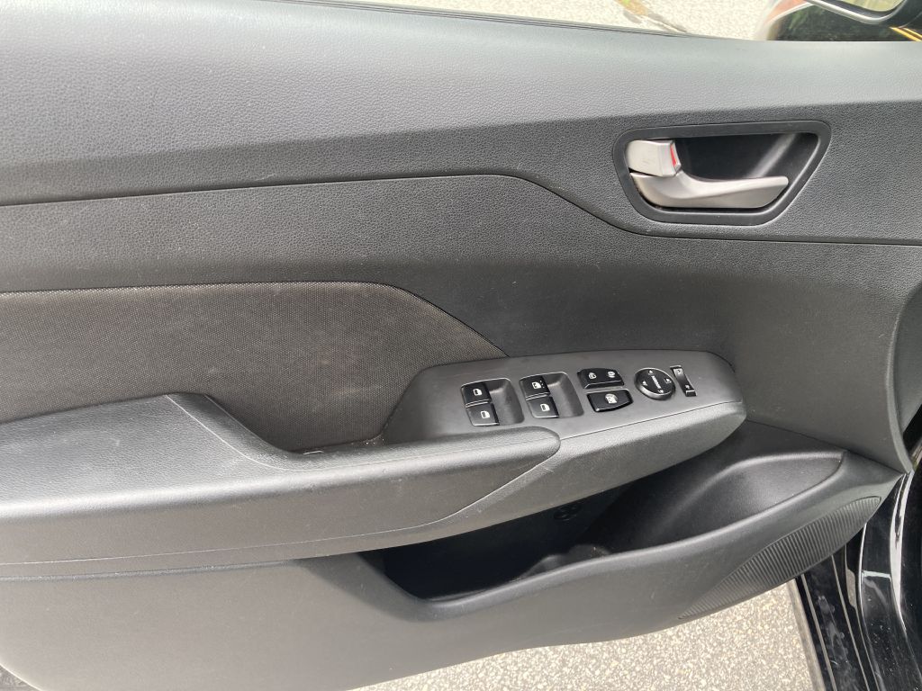 Photo 17 of this HYUNDAI ACCENT