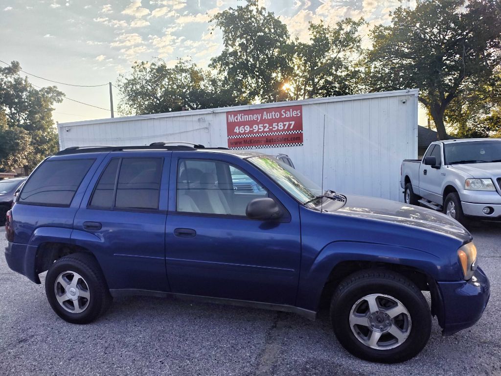 Photo 2 of this CHEVROLET TRAILBLAZER
