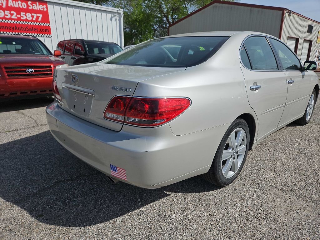 Photo 3 of this LEXUS ES 330