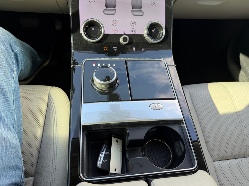 Photo 16 of this LAND ROVER RANGE ROVER VEL