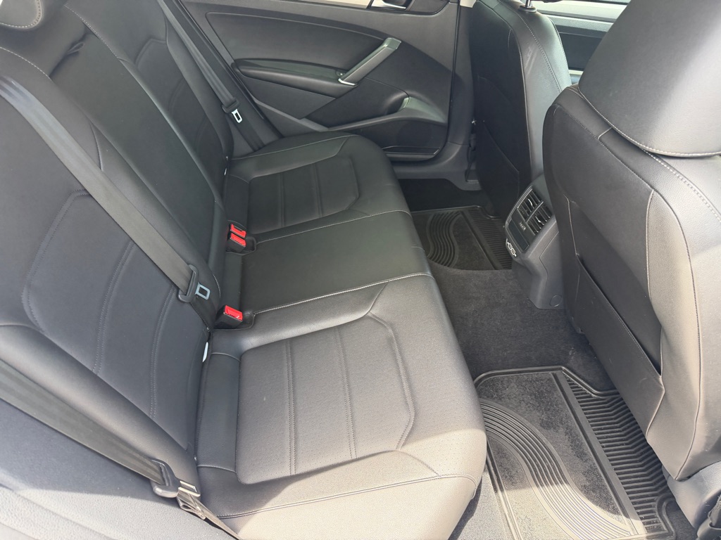 Photo 11 of this VOLKSWAGEN PASSAT