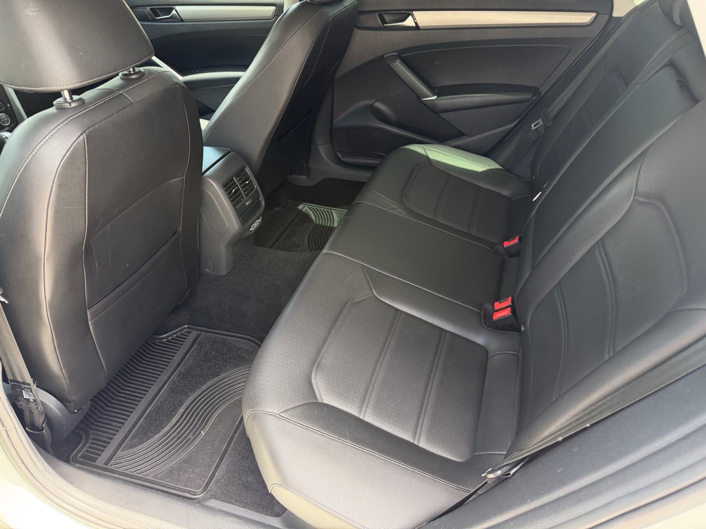 Photo 12 of this VOLKSWAGEN PASSAT