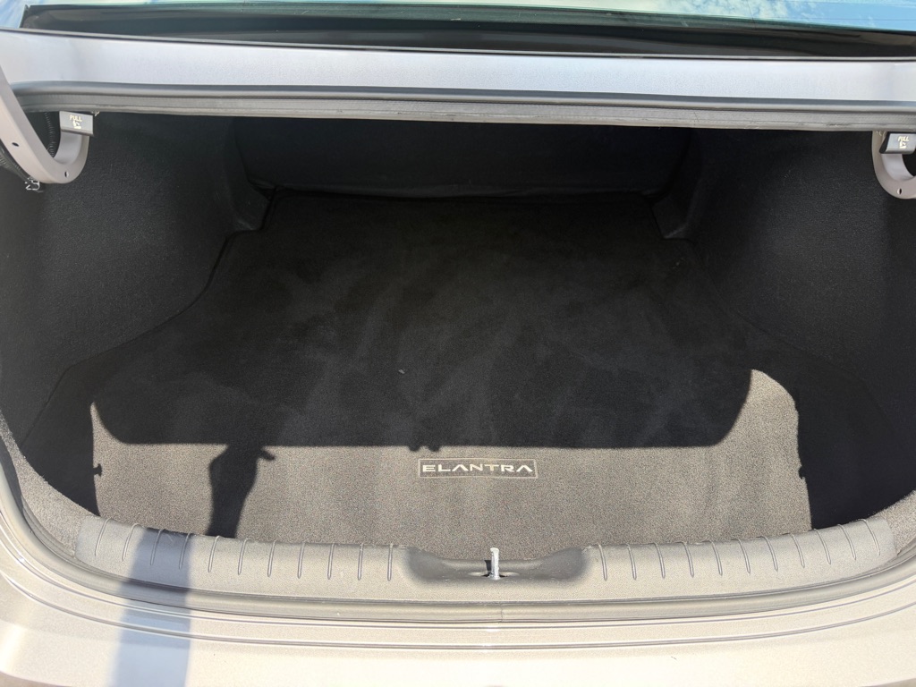 Photo 18 of this HYUNDAI ELANTRA