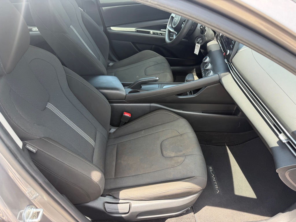 Photo 10 of this HYUNDAI ELANTRA