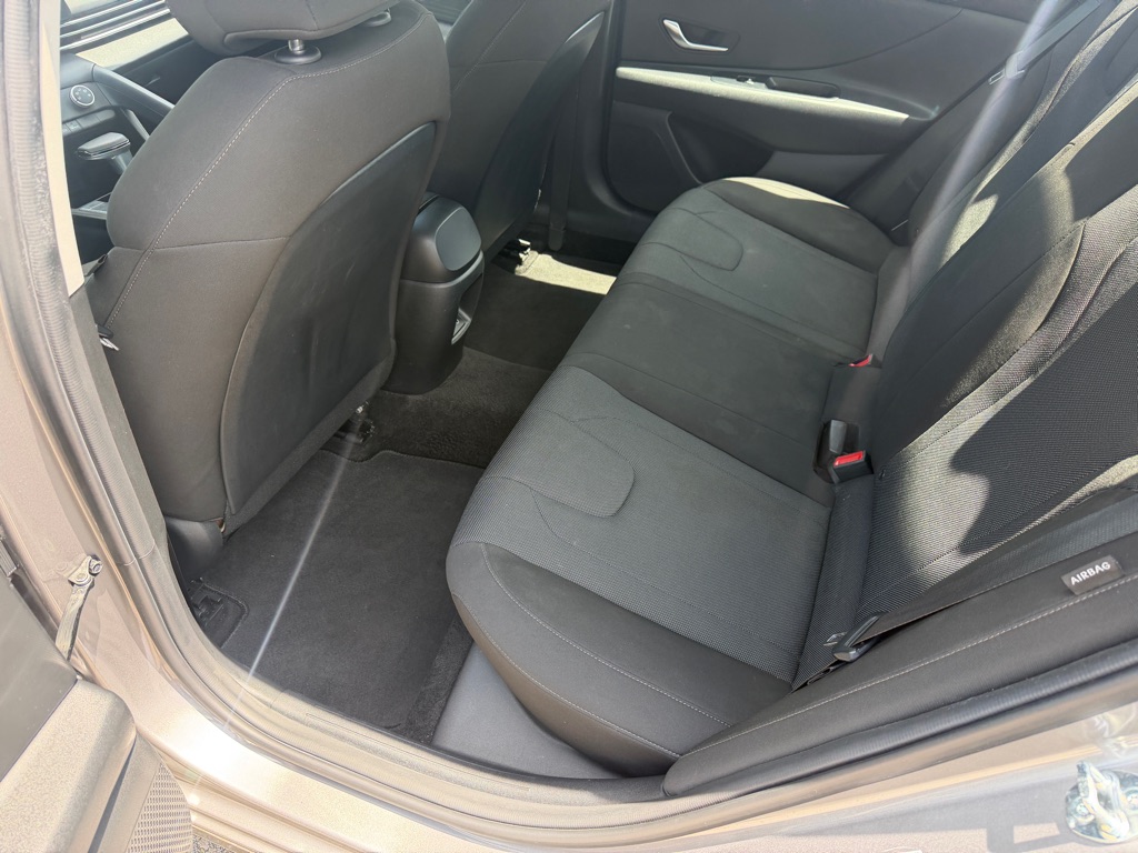 Photo 12 of this HYUNDAI ELANTRA