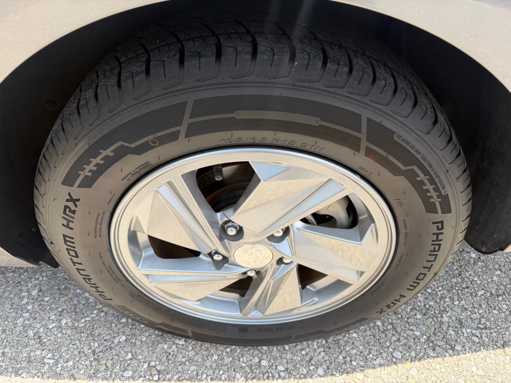 Photo 19 of this HYUNDAI ELANTRA