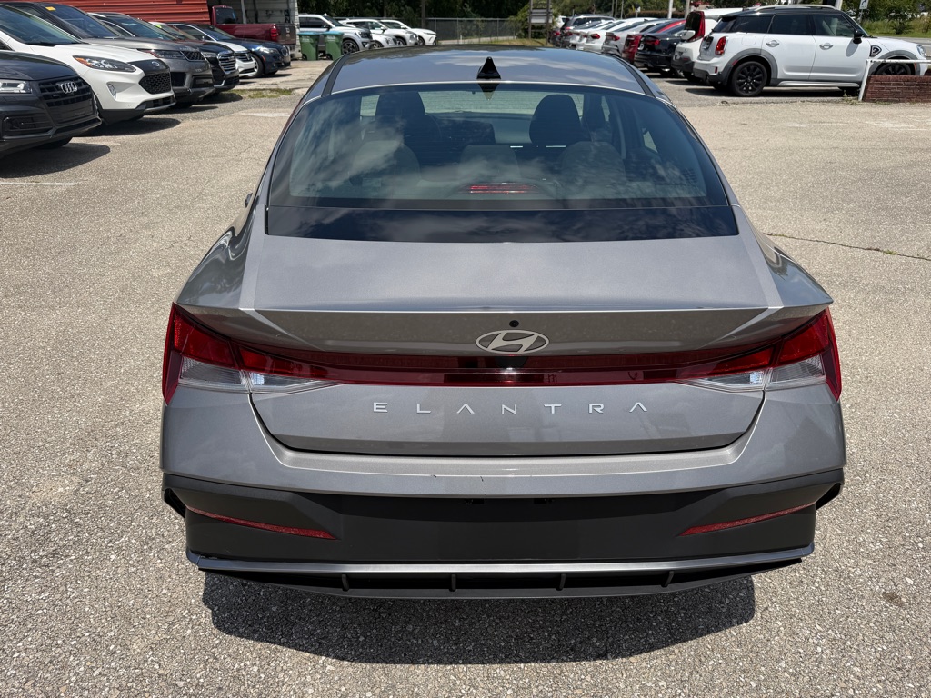 Photo 6 of this HYUNDAI ELANTRA