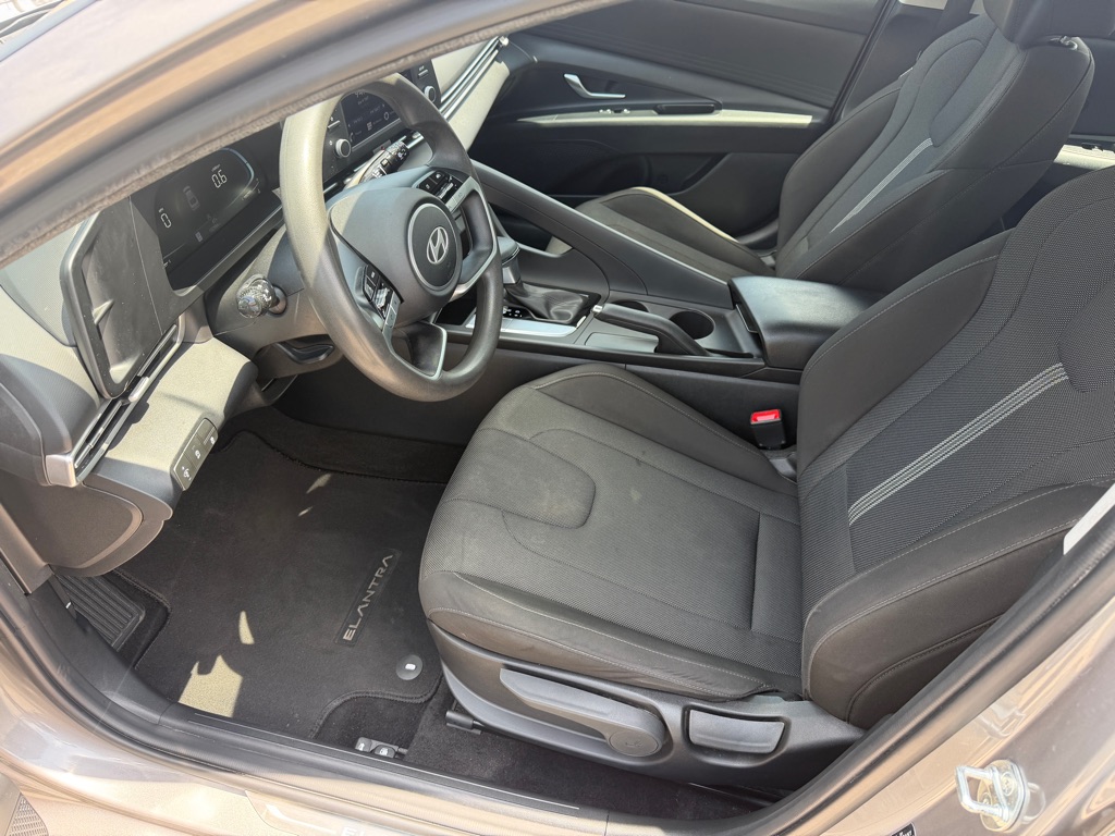 Photo 9 of this HYUNDAI ELANTRA