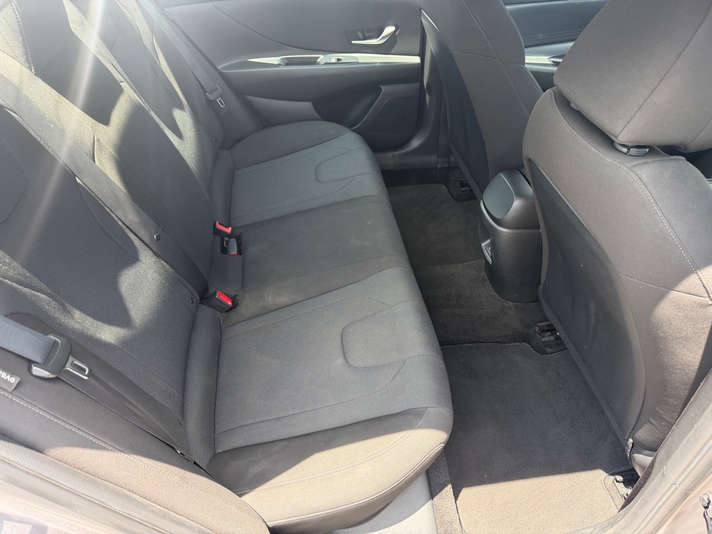Photo 11 of this HYUNDAI ELANTRA