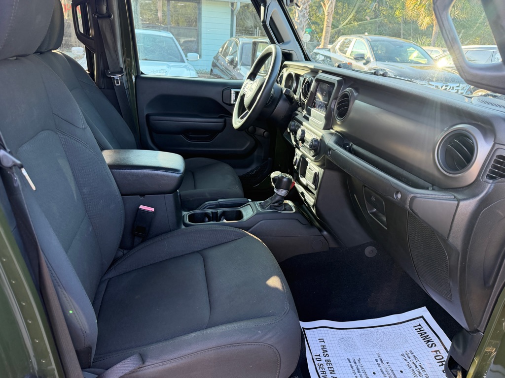 Photo 10 of this JEEP GLADIATOR
