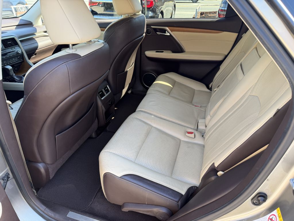 Photo 11 of this LEXUS RX