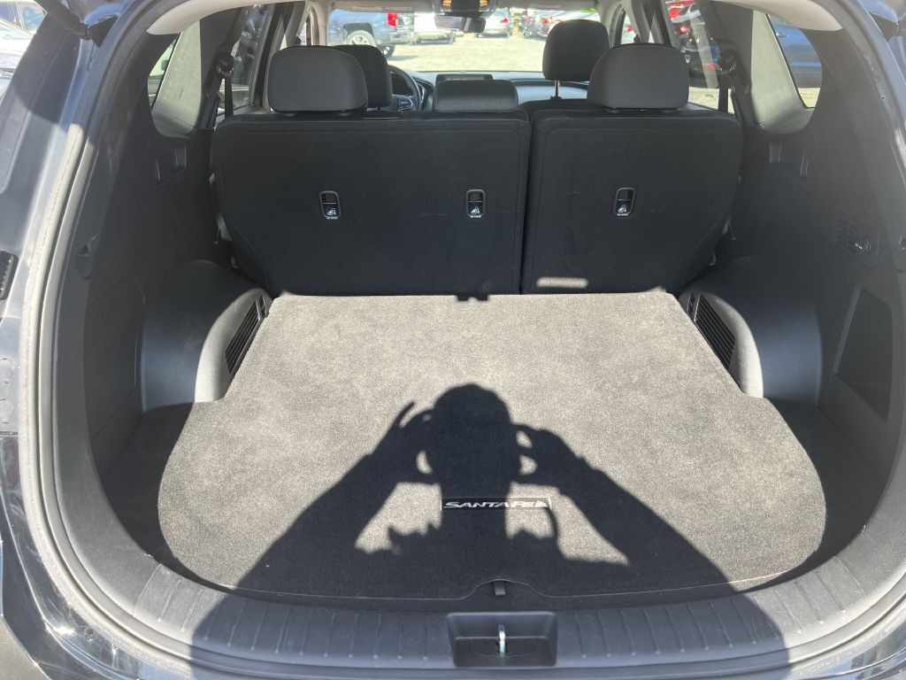 Photo 19 of this HYUNDAI SANTA FE