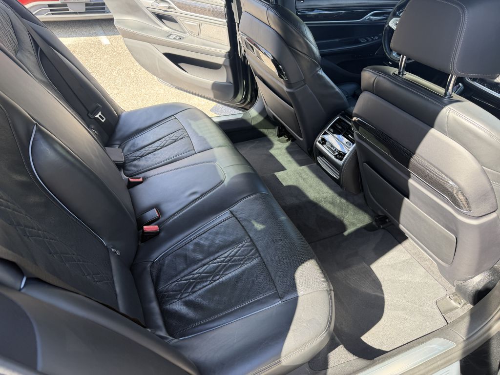Photo 11 of this BMW 740