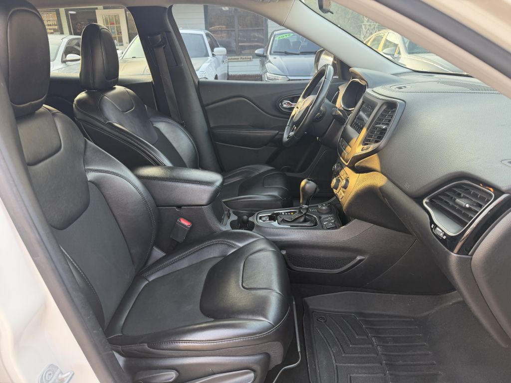 Photo 9 of this JEEP CHEROKEE