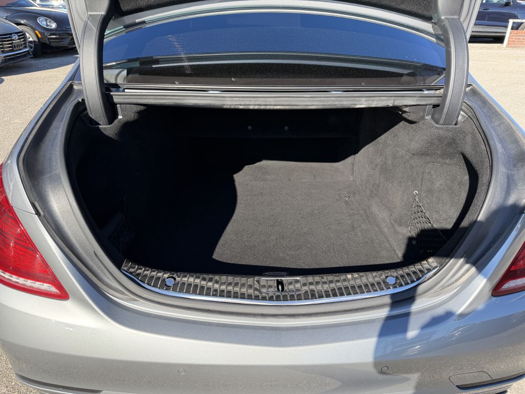 Photo 18 of this MERCEDES-BENZ S-CLASS