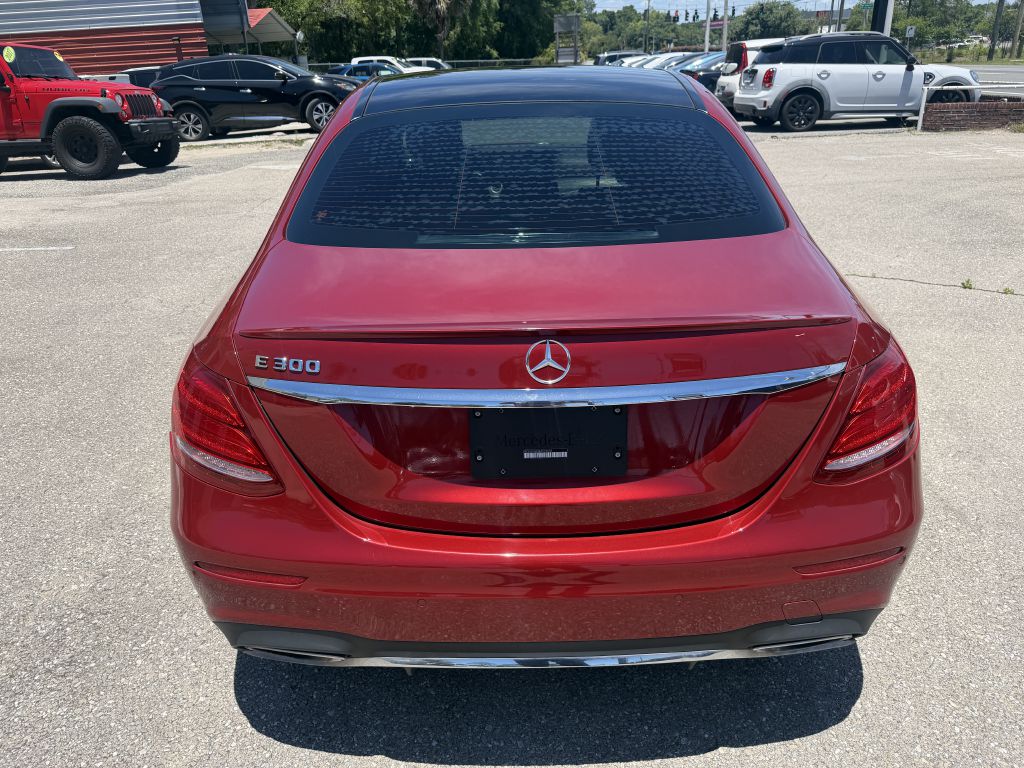 Photo 5 of this MERCEDES-BENZ E-CLASS