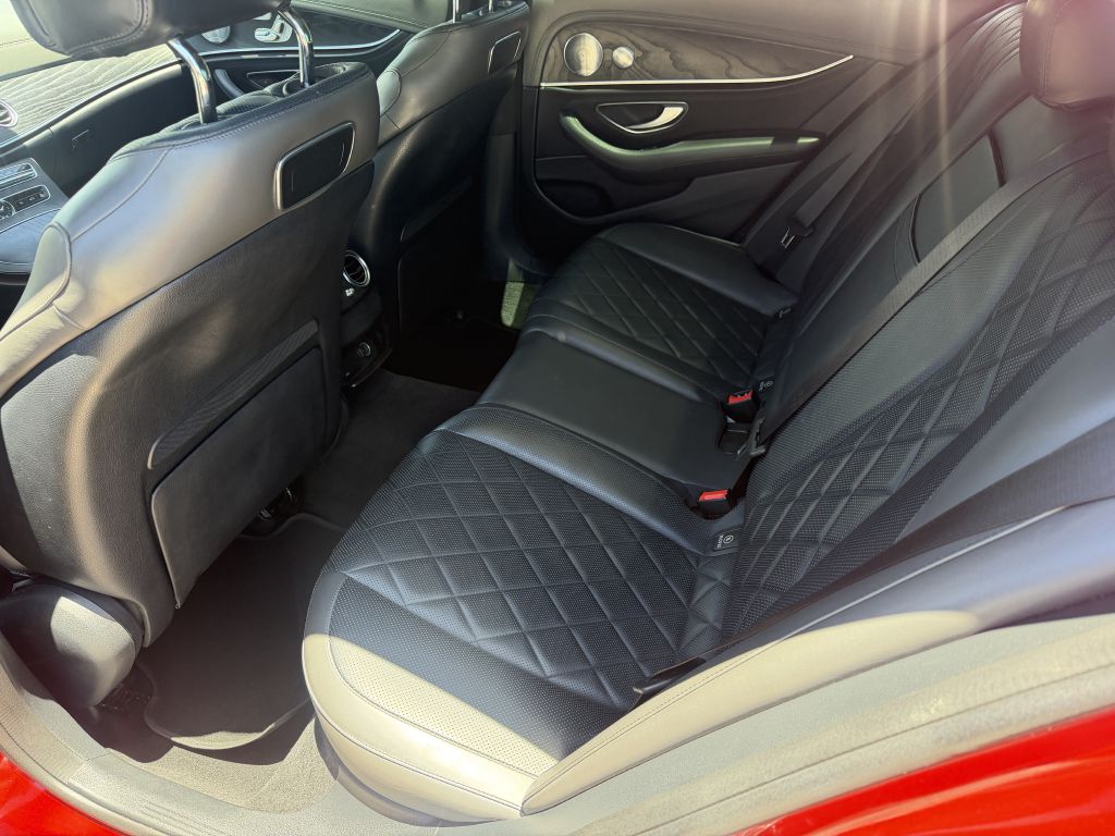 Photo 10 of this MERCEDES-BENZ E-CLASS