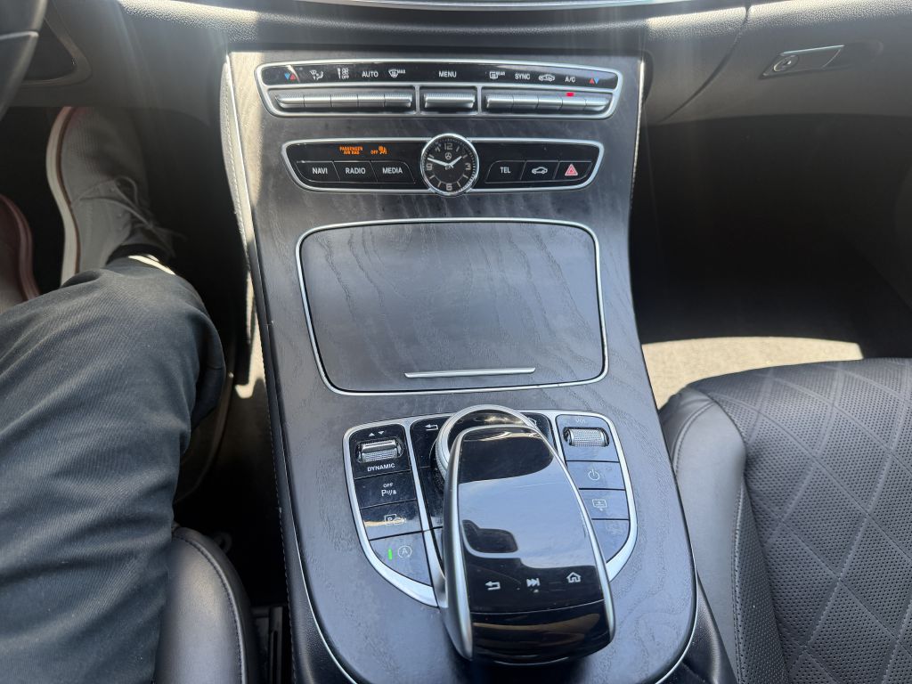 Photo 14 of this MERCEDES-BENZ E-CLASS