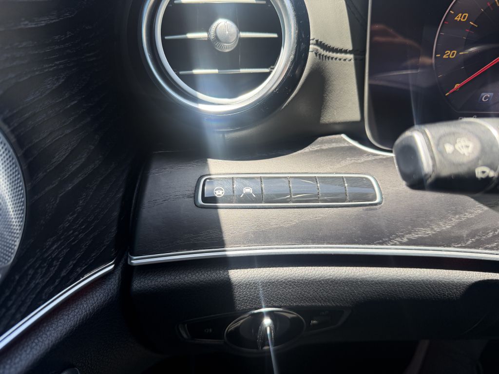 Photo 17 of this MERCEDES-BENZ E-CLASS