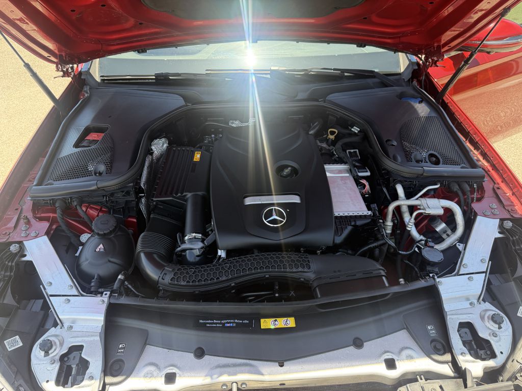 Photo 18 of this MERCEDES-BENZ E-CLASS