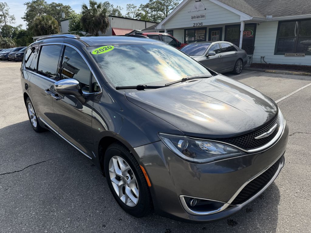Photo 3 of this CHRYSLER PACIFICA