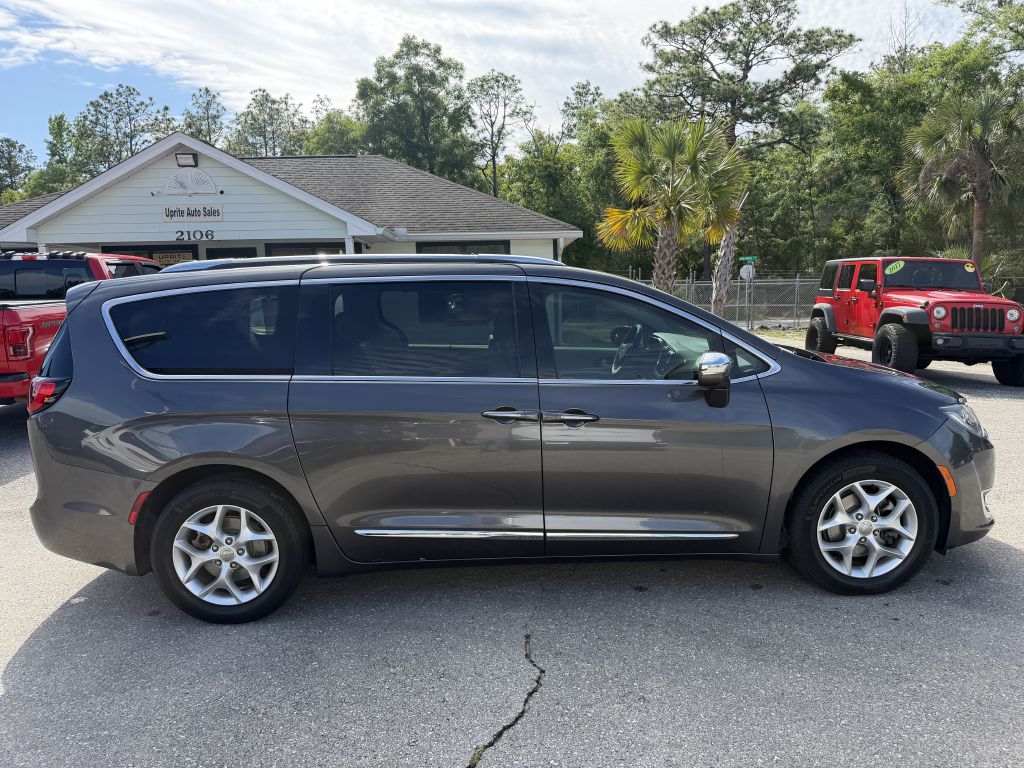 Photo 4 of this CHRYSLER PACIFICA