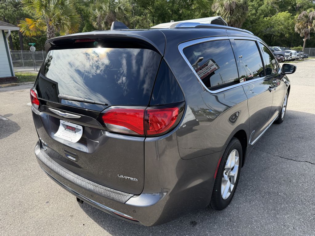 Photo 5 of this CHRYSLER PACIFICA