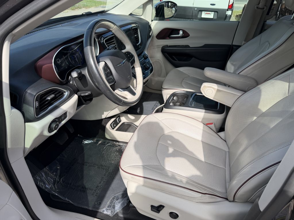Photo 9 of this CHRYSLER PACIFICA